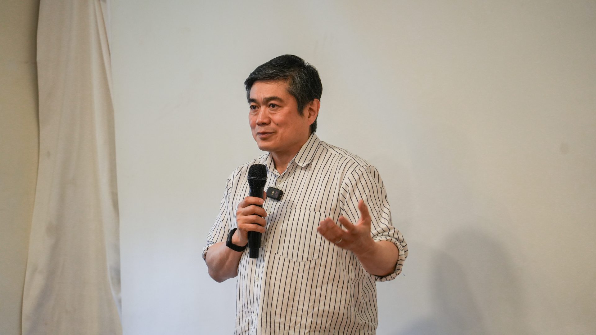 Joichi Ito delivers the keynote at AI Studio in Thimphu